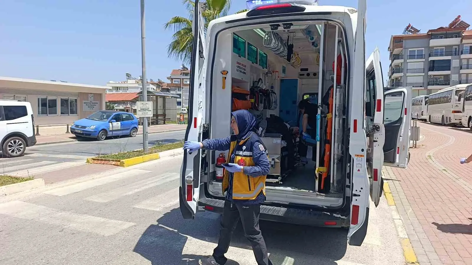 MANAVGAT İLÇESİNDE OTOMOBİLİN HAFİF ŞEKİLDE ÇARPTIĞI MOTOSİKLETİN DEVRİLMESİ SONUCU 1 KİŞİ YARALANDI