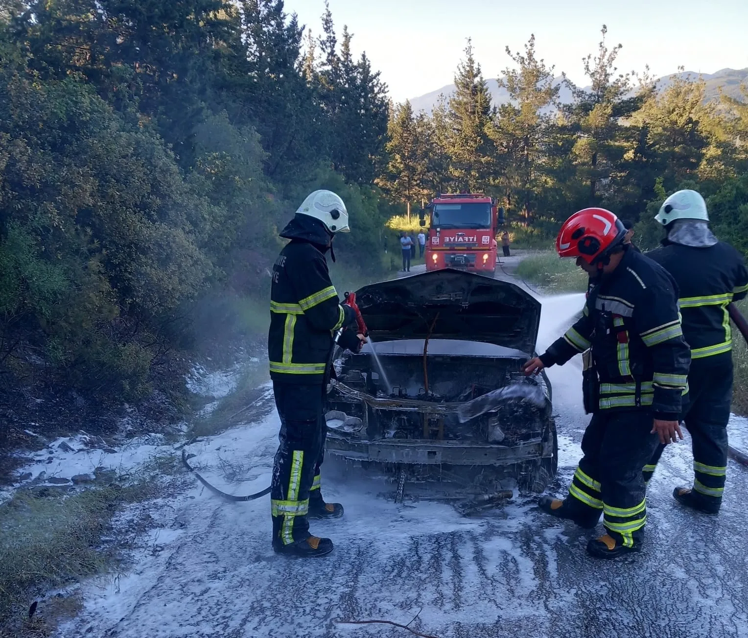 Osmaniye yayla yolunda korkutan araç yangını