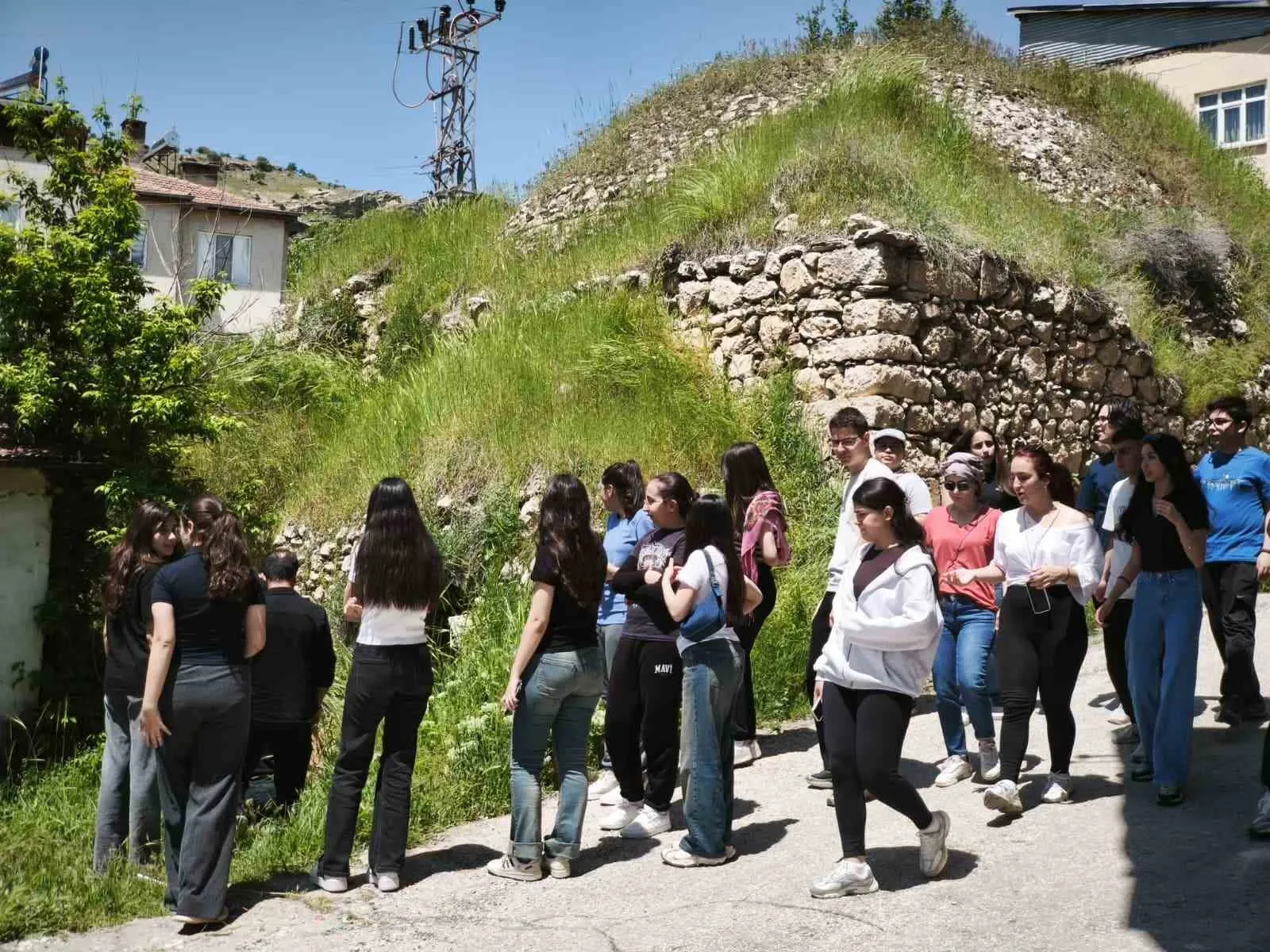 TUNCELİ TÜRK TELEKOM FEN LİSESİ ÖĞRENCİLERİ, "SINIFIM TUNCELİ" PROJESİ ÇERÇEVESİNDE, ÇEMİŞGEZEK İLÇESİNİ GEZDİ.