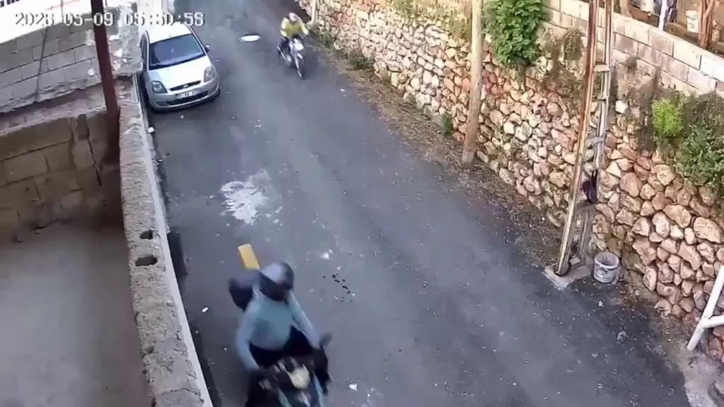 HATAY'DA 2 GÜN İÇERİSİNDE 2 HIRSIZLIK OLAYI GERÇEKLEŞTİREN 4 ŞAHIS, POLİS EKİPLERİ TARAFINDAN YAKALANDI. HIRSIZLARIN DUVARA TIRMANARAK GİRDİKLERİ EVDEN ANAHTARI ALIP, BİNANIN ÖNÜNDE BULUNAN OTOMOBİLİ ÇALDIKLARI OLAY ANIYSA KAMERAYA YANSIDI.