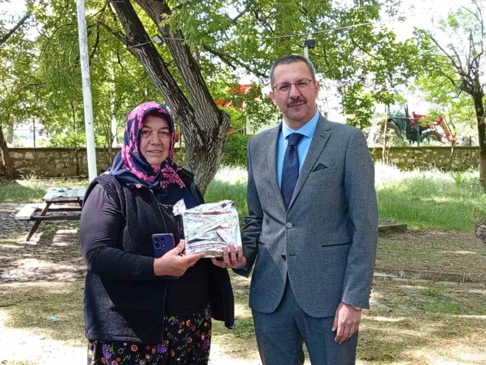 PINARHİSAR KAYMAKAMI ENVER ÖZDERİN, KADIN ÇİFTÇİYE HEDİYE VERDİ.