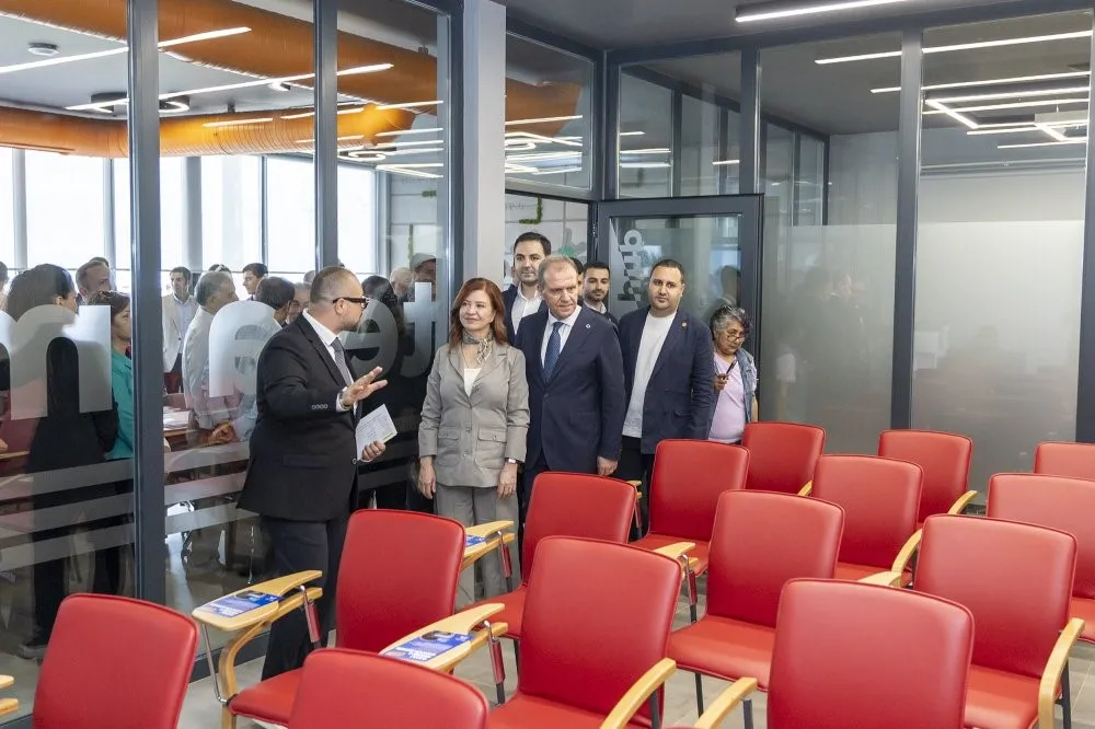 TÜRKİYE BELEDİYELER BİRLİĞİ (TBB) VE MERSİN BÜYÜKŞEHİR BELEDİYE BAŞKANI VAHAP SEÇER İLE EŞİ MERAL SEÇER, GENÇLERİ VE İŞ DÜNYASINI BİR ARAYA GETİRECEK OLAN ‘GARAJ MERSİN’ VE ‘KAMPÜS MERSİN’İN AÇILIŞ TÖRENİNE KATILDI.