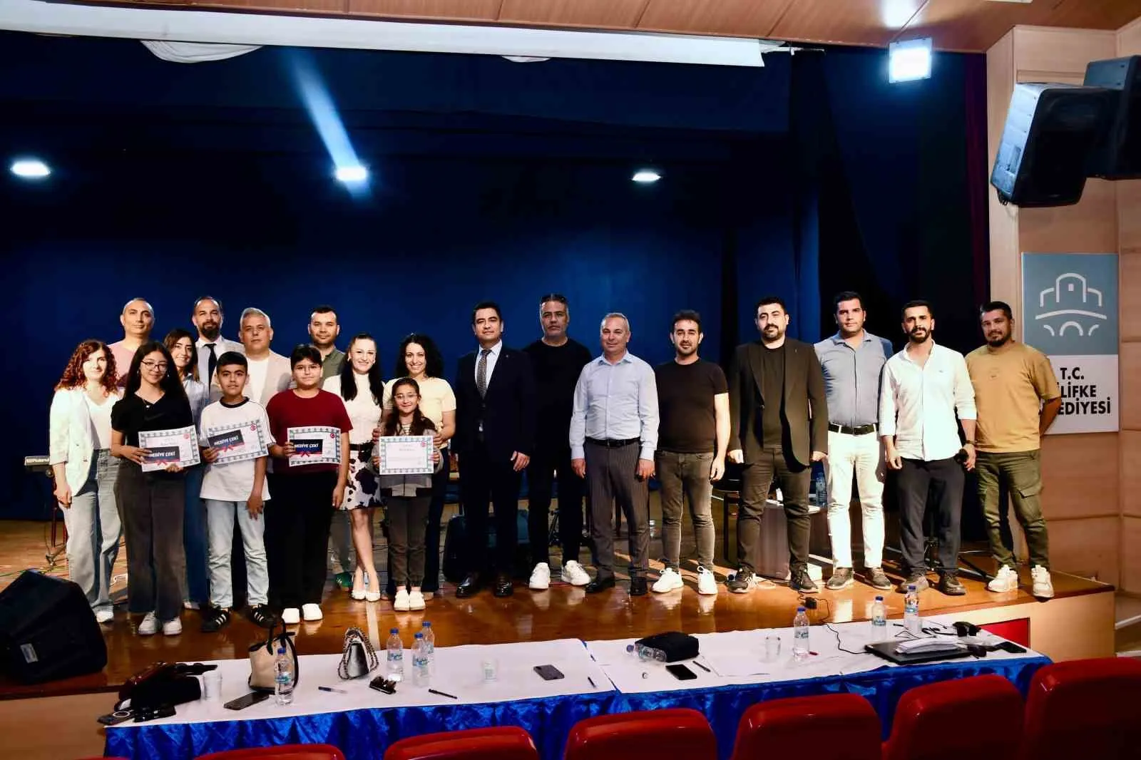 SİLİFKE’DE ORTAOKULLAR ARASI SES VE SAHNE PERFORMANS YARIŞMASI FİNALİ GERÇEKLEŞTİRİLDİ