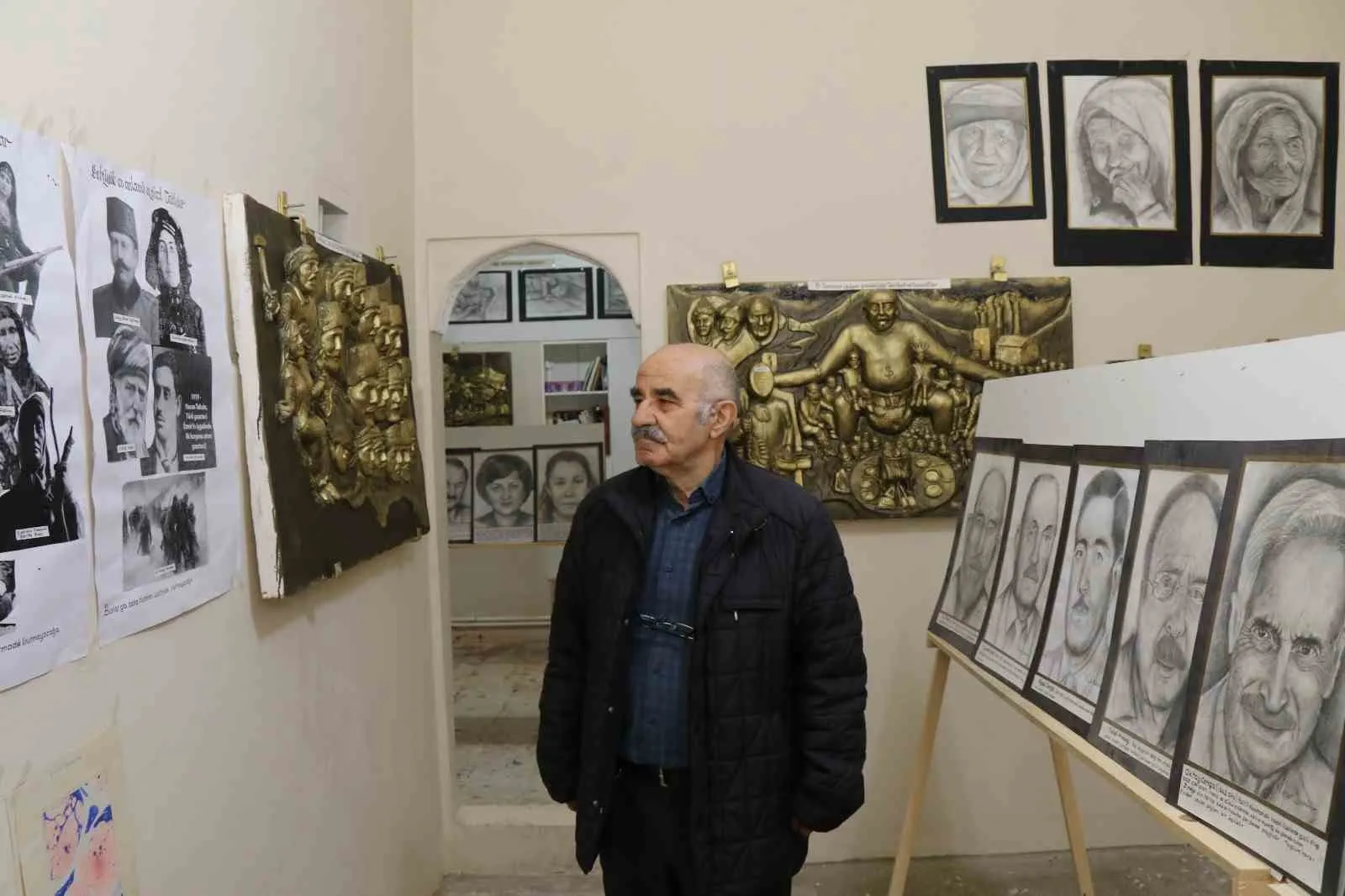 OLTULU EMEKLİ RESİM ÖĞRETMENİ NEŞAT DEMİRCAN TARAFINDAN HAZIRLANAN SOSYAL İÇERİKLİ RÖLYEF, HEYKEL VE KARAKALEM ÇALIŞMALARINDAN OLUŞAN SERGİ SANATSEVERLERLE BULUŞTU.