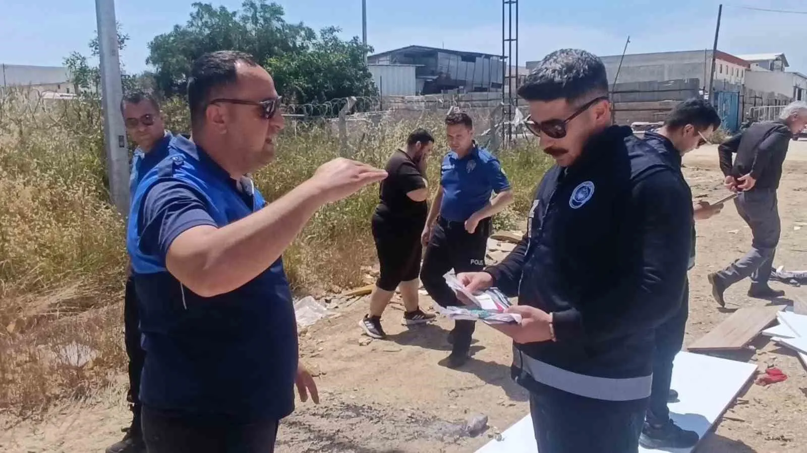 ANTALYA'NIN MANAVGAT İLÇESİNDE BOŞ ARAZİYE DÖKÜLEN ÇÖPLERİN YAKILMASI SONUCU ÇIKAN YANGINLAR, İTFAİYE EKİPLERİNİN MÜDAHALESİ SONUCUNDA İŞ YERLERİNE ULAŞMADAN SÖNDÜRÜLDÜ.