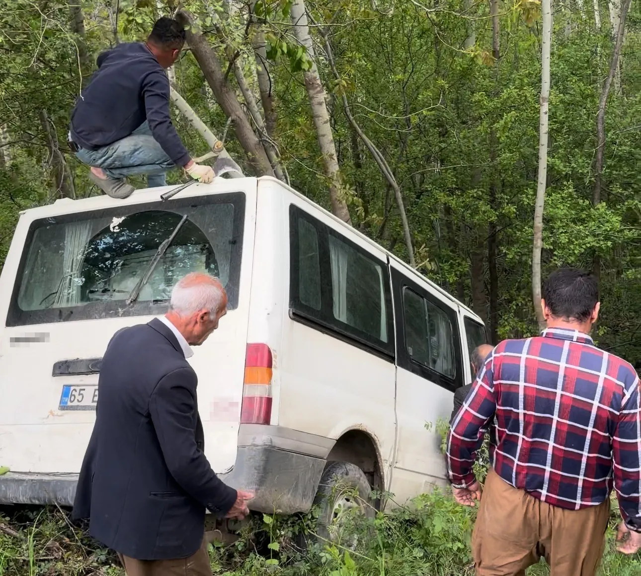 HAKKARİ'NİN ŞEMDİNLİ İLÇESİNDE MEYDANA GELEN TRAFİK KAZASINDA 3 KİŞİ YARALANDI.