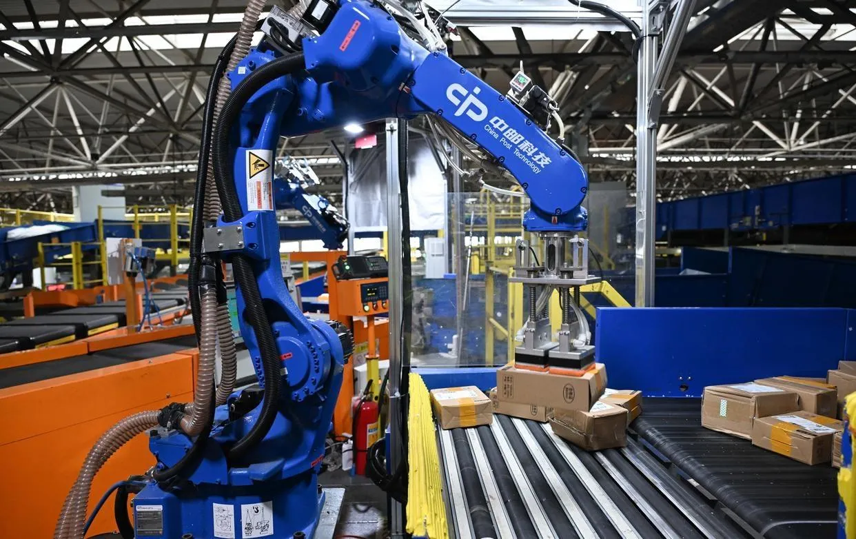 Çin, dev posta merkezinde insansı robotları devreye aldı