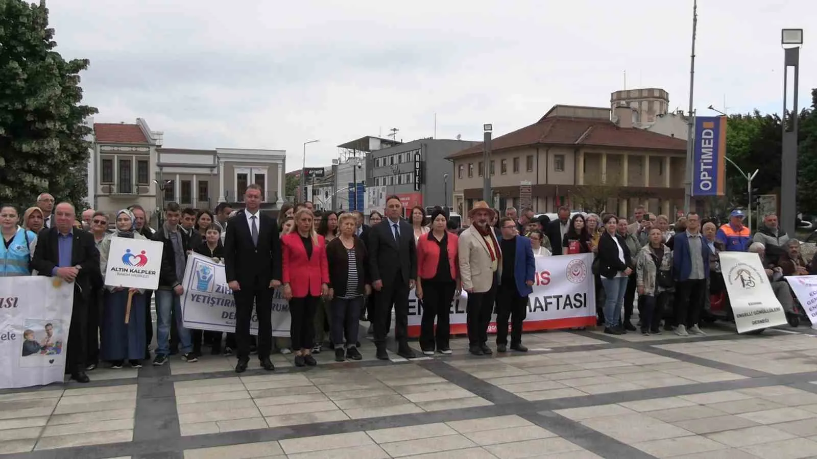 EDİRNE'DE ENGELLİLER HAFTASI DOLAYISIYLA ATATÜRK HEYKELİ ÖNÜNDE ÇELENK TÖRENİ DÜZENLENDİ. TÖRENİN ARDINDAN OLUŞTURULAN KORTEJ EŞLİĞİNDE FARKINDALIK YÜRÜYÜŞÜ YAPILDI.