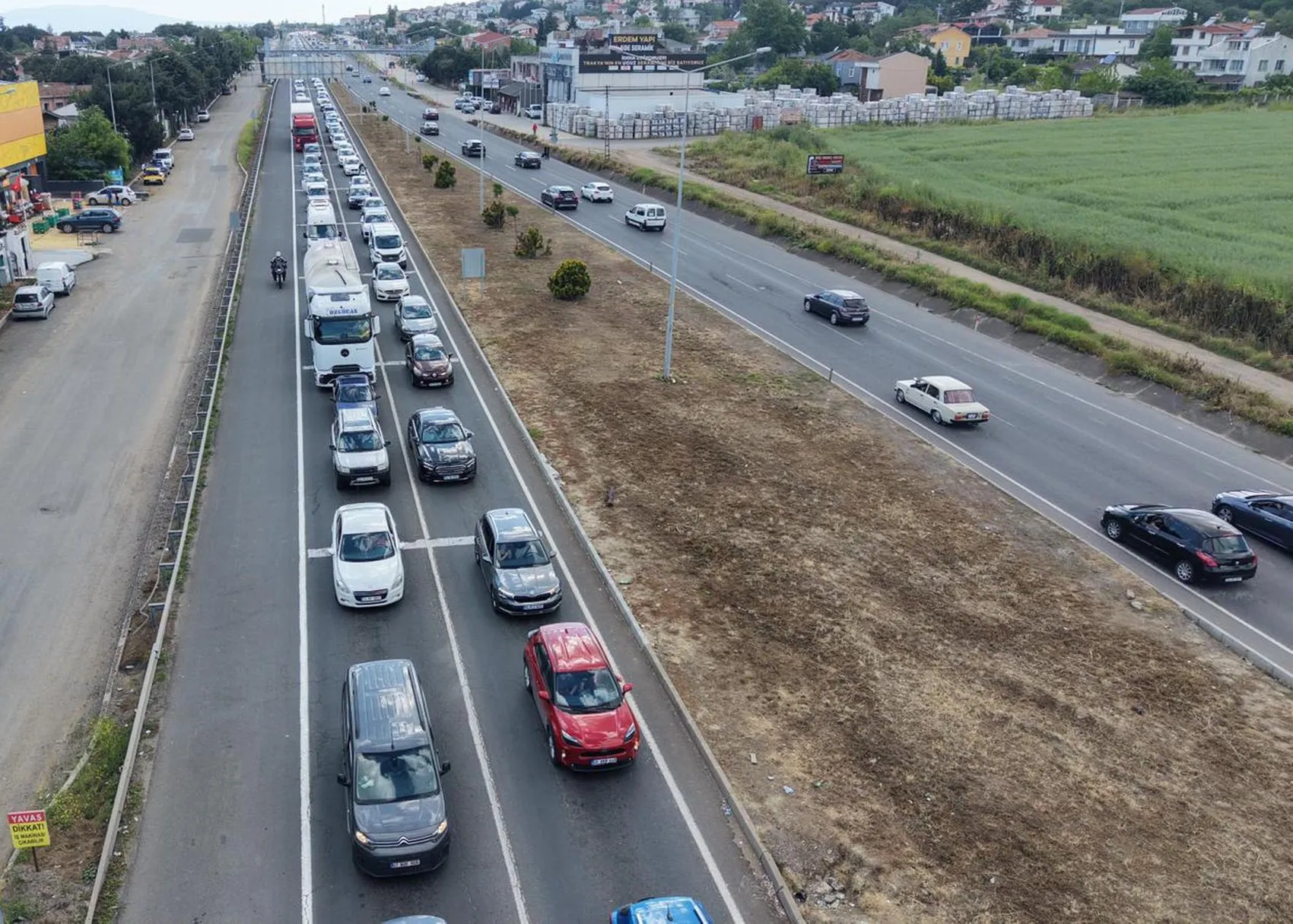 Tatilciler İstanbul yoluna döküldü trafik kilitlendi
