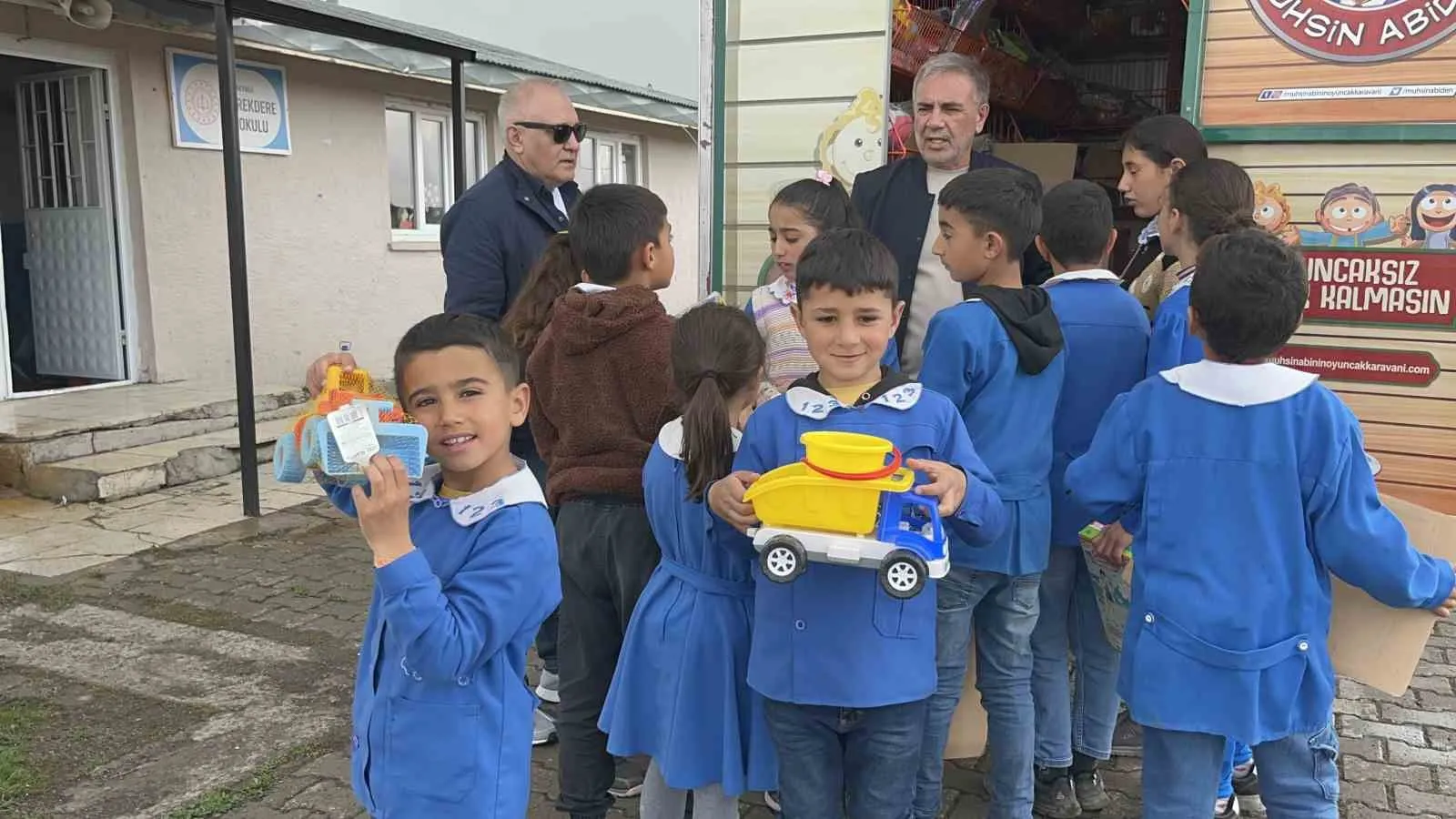 İŞ ADAMI MUHSİN ŞAŞMAZ TARAFINDAN HAYATA GEÇİRİLEN, "OYUNCAKSIZ ÇOCUK KALMASIN, OYUNCAKLAR MUHSİN ABİDEN" PROJESİ KAPSAMINDA KARS'IN ERMENİSTAN SINIRINDA BULUNAN KÖY OKULUNA GELEN OYUNCAK KARAVANI, ÇOCUKLARA ADETA BAYRAM SEVİNCİ YAŞATTI.