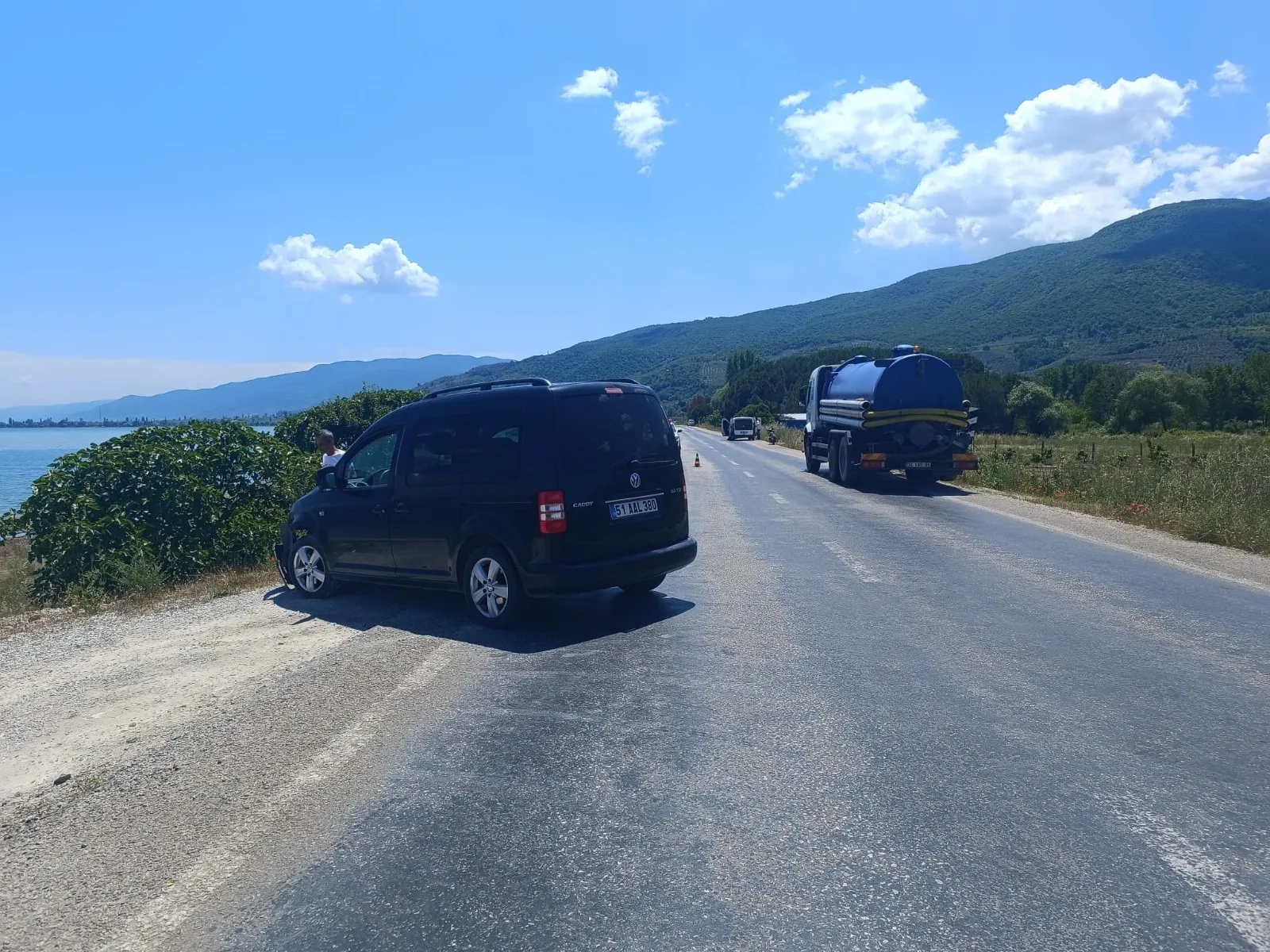 Orhangazi yolunda motosiklet ve hafif ticari araç çarpıştı