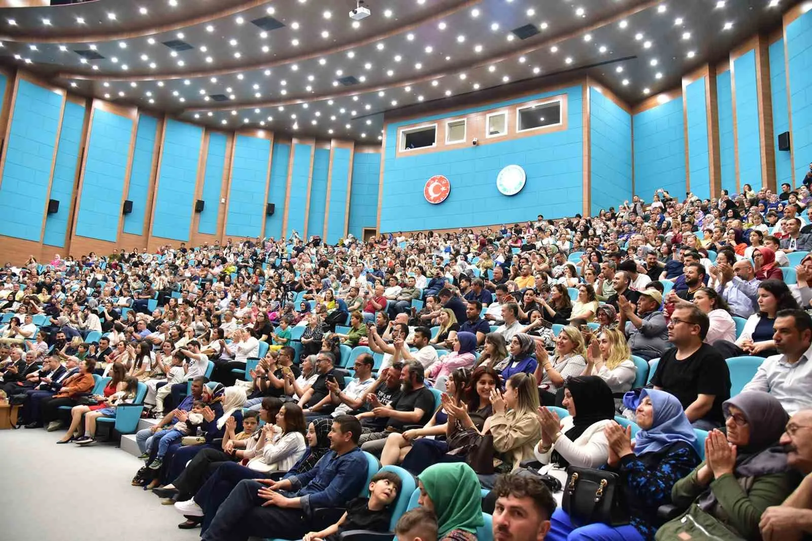 300 ÇOCUKTAN OLUŞAN KORODAN MUHTEŞEM KONSER
