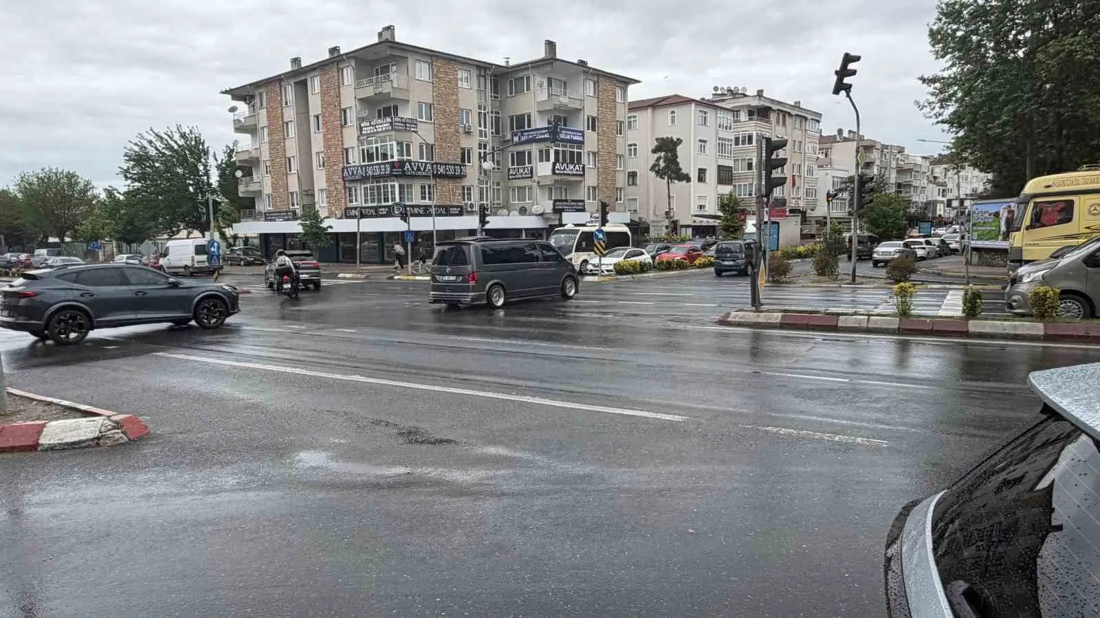 KİMİ VATANDAŞLAR ŞEMSİYELERİYLE YAĞMURLU HAVANIN KEYFİNİ ÇIKARIRKEN, SÜRÜCÜLER TRAFİKTE KONTROLLÜ ŞEKİLDE İLERLEDİ. İLÇE GENELİNDE ANA ARTERLERDE ARAÇ YOĞUNLUĞU OLUŞMASINA RAĞMEN TRAFİK AKIŞI DEVAM ETTİ.