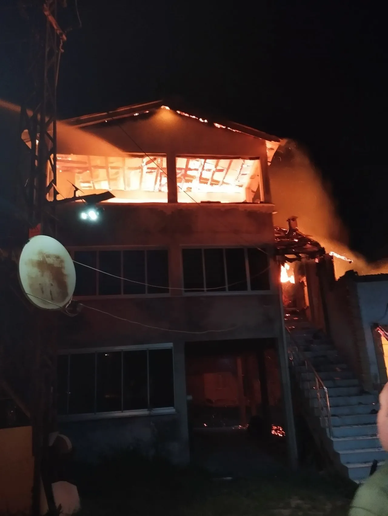 Korgan Yaylası'nda gece çıkan yangın üç evi küle çevirdi