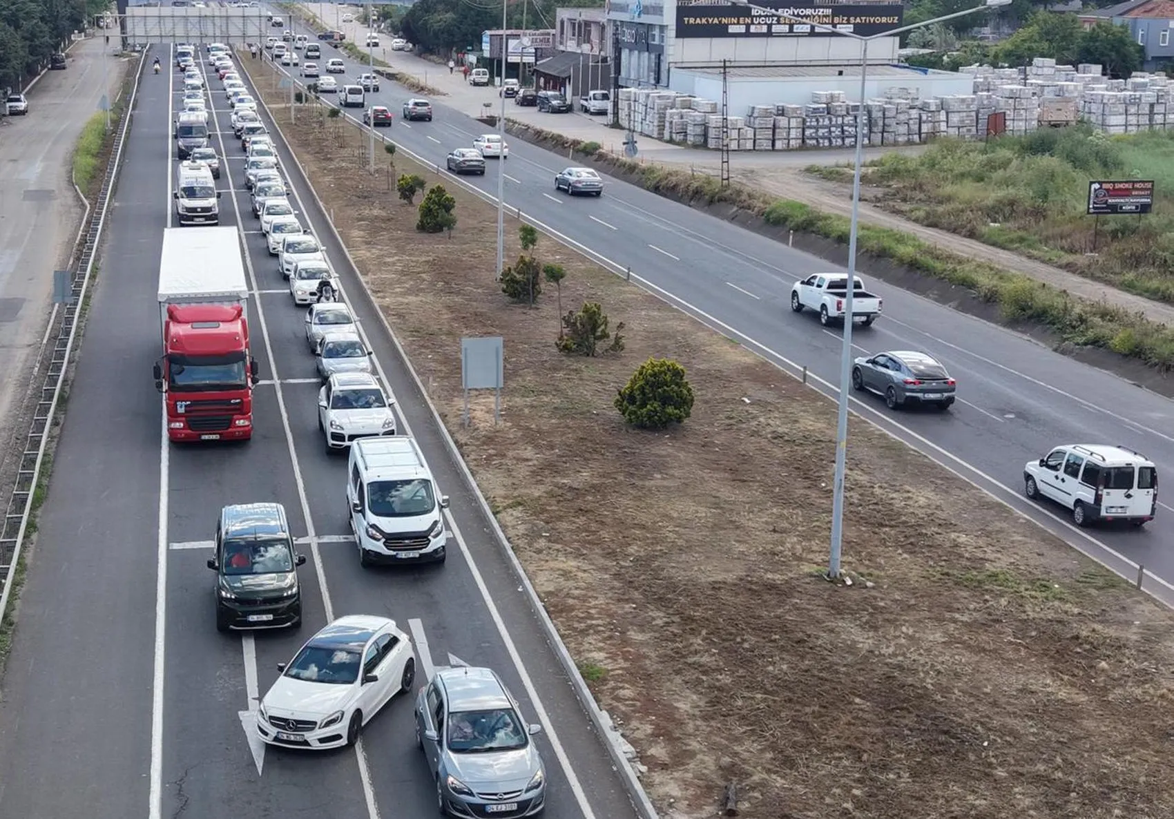 Tatilciler İstanbul yoluna döküldü trafik kilitlendi