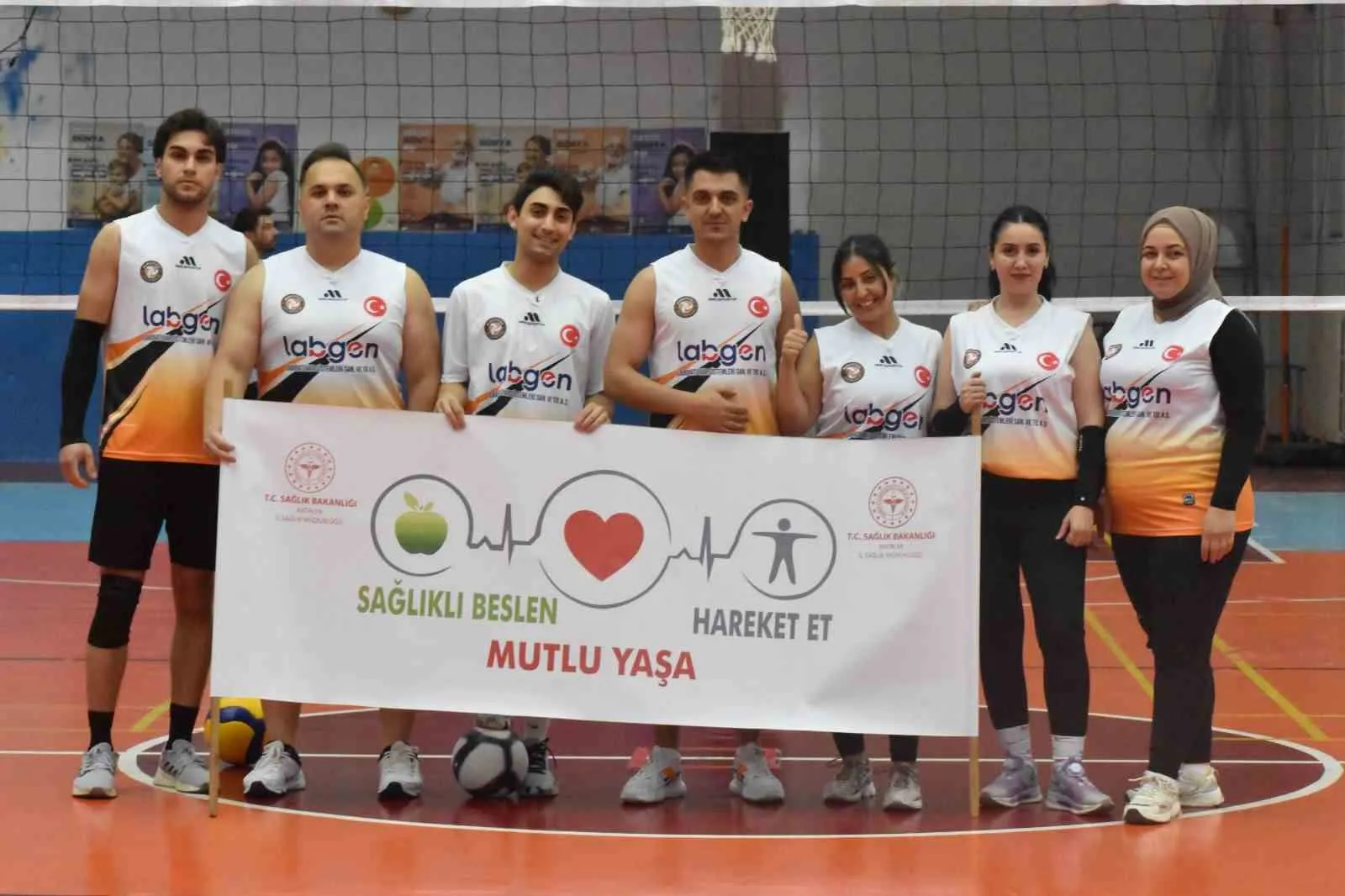 ANTALYA’DA KAMU KURUMLARINI BİR ARAYA GETİREN “SAĞLIK İÇİN FİLEDE BULUŞALIM” VOLEYBOL TURNUVASI BAŞLADI. 30 TAKIMIN MÜCADELE EDECEĞİ ORGANİZASYON, SAĞLIKLI YAŞAM BİLİNCİNİ ARTIRMAYI VE KURUMLAR ARASI DAYANIŞMAYI GÜÇLENDİRMEYİ HEDEFLİYOR.