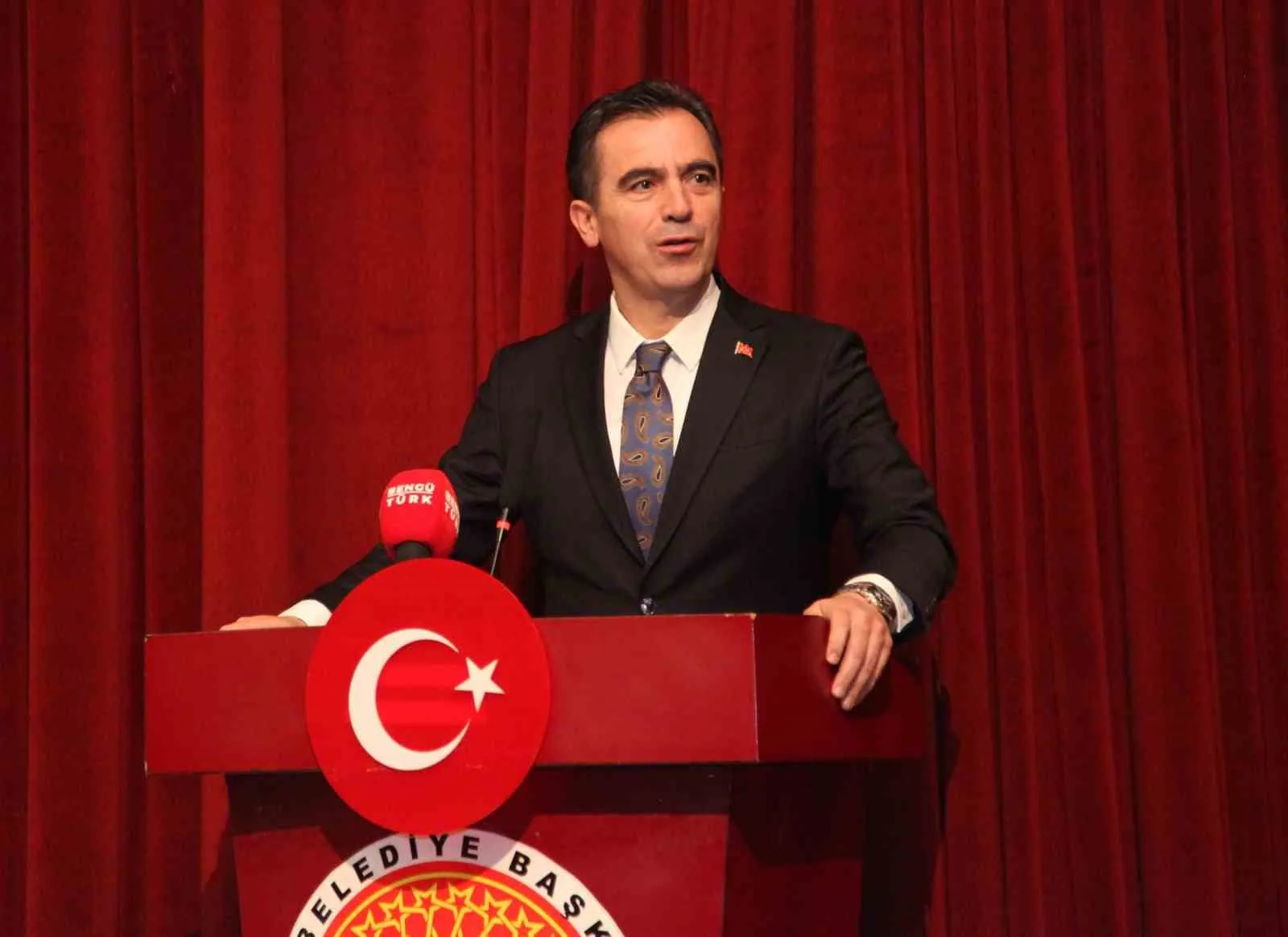 BİTLİS VALİSİ AHMET KARAKAYA, "KAPI, FETİH VE KÖK: HAFIZA MEKANLARI SEMPOZYUMU YALNIZCA BİR AKADEMİK ÇALIŞMA VE BULUŞMA DEĞİL, AYNI ZAMANDA MİLLETİMİZİN HAFIZASINA, KÖKLERİNE VE MEDENİYETİNE IŞIK TUTAN ÇOK ÖNEMLİ BİR ÇALIŞMADIR." DEDİ.