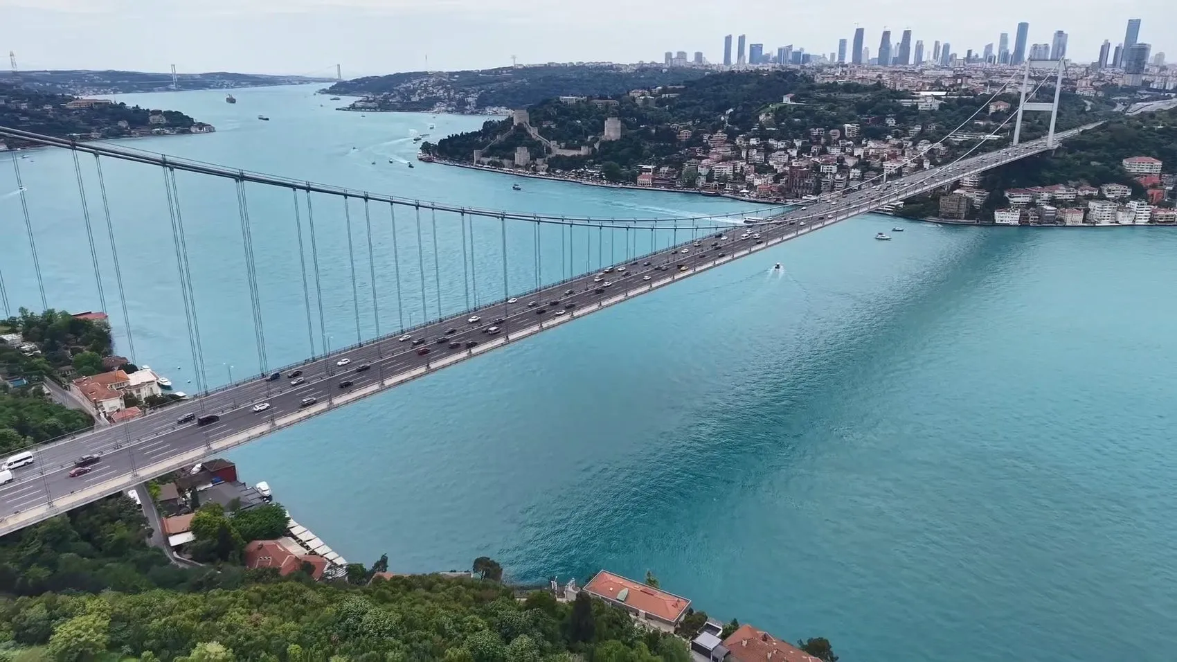 İstanbul Boğazı bugün alışılmadık turkuaz rengine büründü