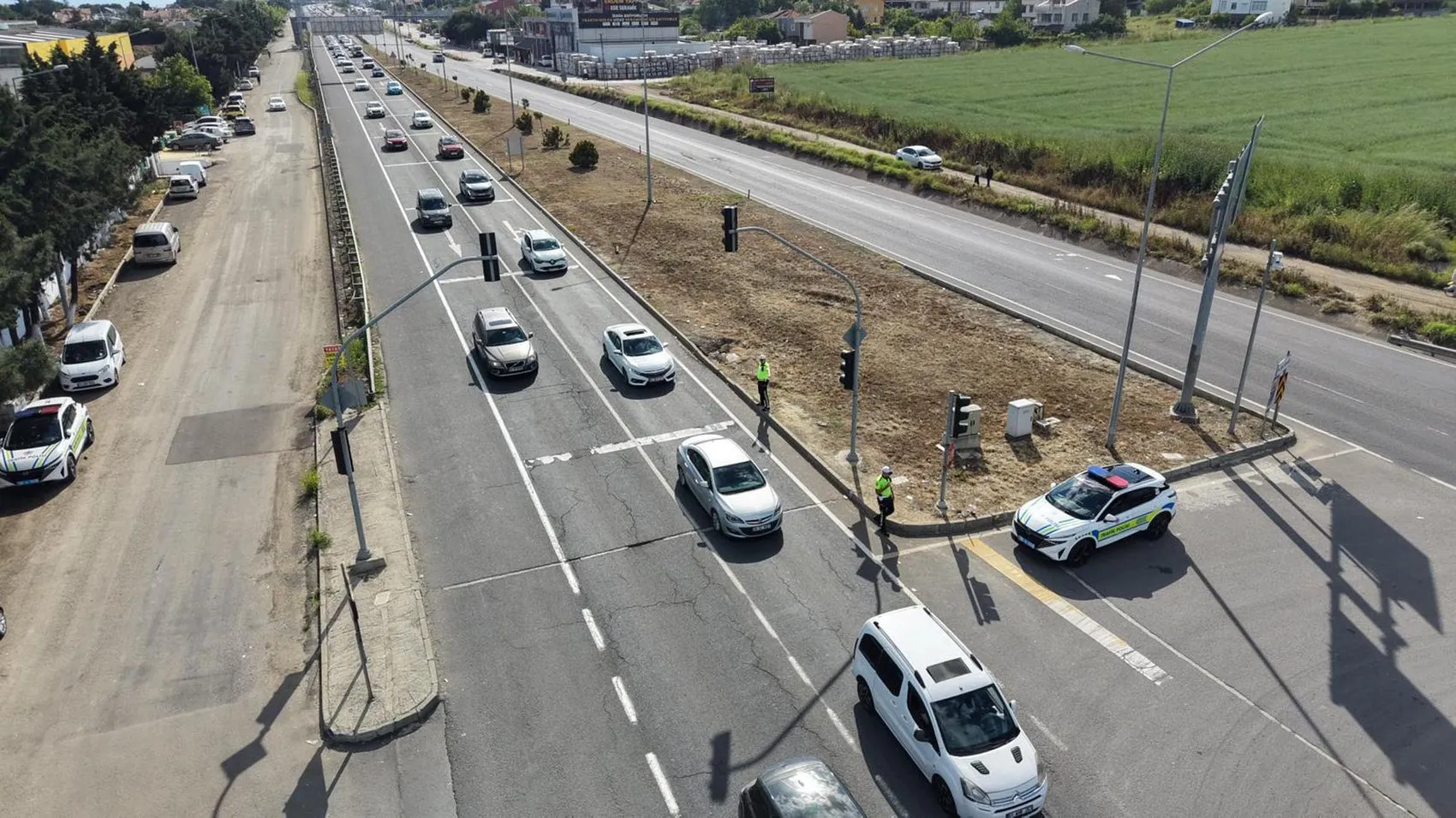 Tatilciler İstanbul yoluna döküldü trafik kilitlendi