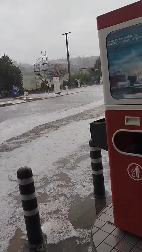 ÇANAKKALE'NİN AYVACIK İLÇESİNDE ETKİLİ OLAN DOLU YAĞIŞI YOLLARI BEYAZA BÜRÜDÜ.