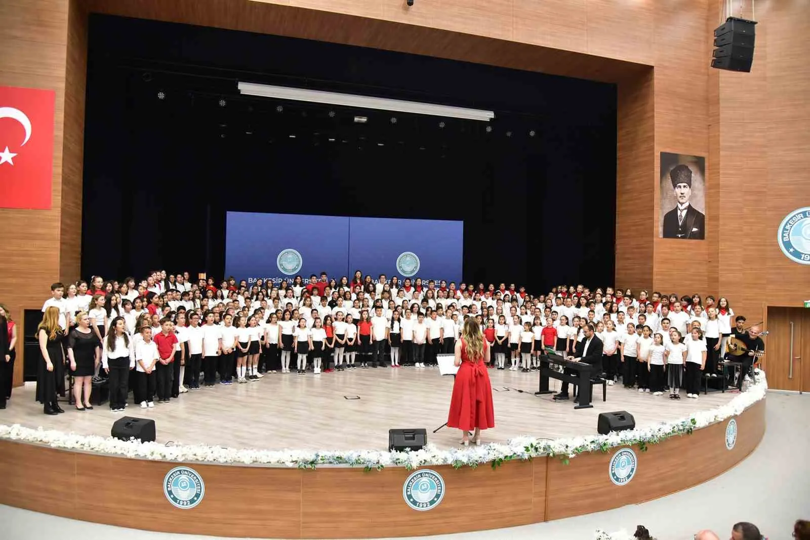300 ÇOCUKTAN OLUŞAN KORODAN MUHTEŞEM KONSER