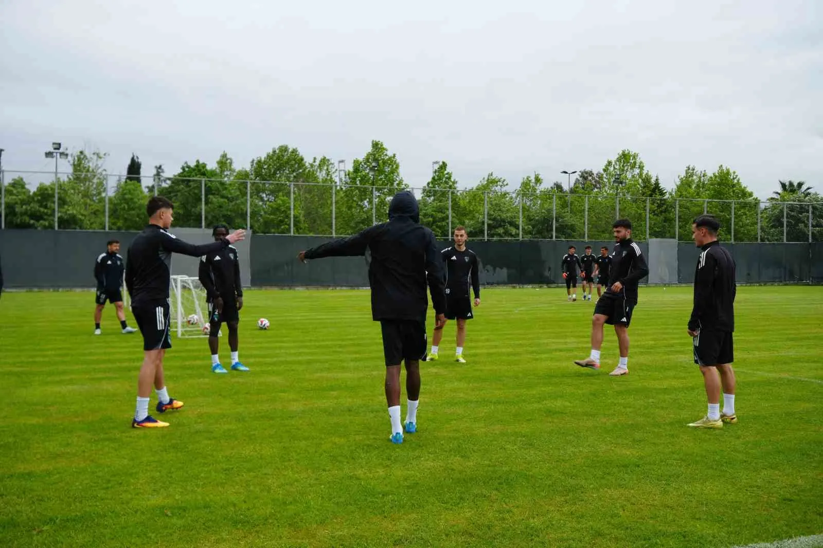 KOCAELİSPOR, TRENDYOL SÜPER LİG’İN 34. HAFTASINDA DEPLASMANDA OYNAYACAĞI ANTALYASPOR MAÇININ HAZIRLIKLARINI KÖRFEZ BRUNGA TESİSLERİ’NDE SÜRDÜRÜRKEN, ANTRENMAN ÖNCESİNDE KALECİ GÖKHAN DEĞİRMENCİ SEZONU VE TAKIMIN LİGDE KALMA SÜRECİNİ DEĞERLENDİRDİ.