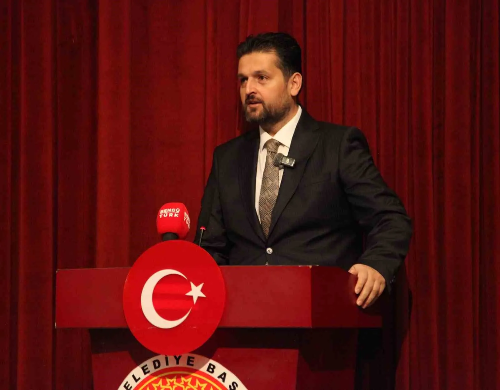 AHLAT BELEDİYE BAŞKANI YAVUZ GÜLMEZ İSE KONUŞMASINDA AHLAT’IN TÜRK TARİHİ AÇISINDAN TAŞIDIĞI ÖNEME DİKKAT ÇEKTİ.