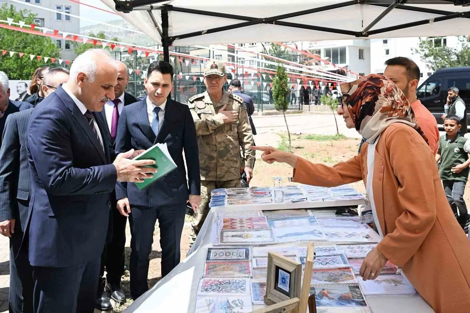 DİYARBAKIR VALİSİ MURAT ZORLUOĞLU, BERABERİNDEKİ HEYETLE ÇERMİK 6. KİTAP FUARI KÜLTÜR VE SANAT FESTİVALİNİ ZİYARET ETTİ .