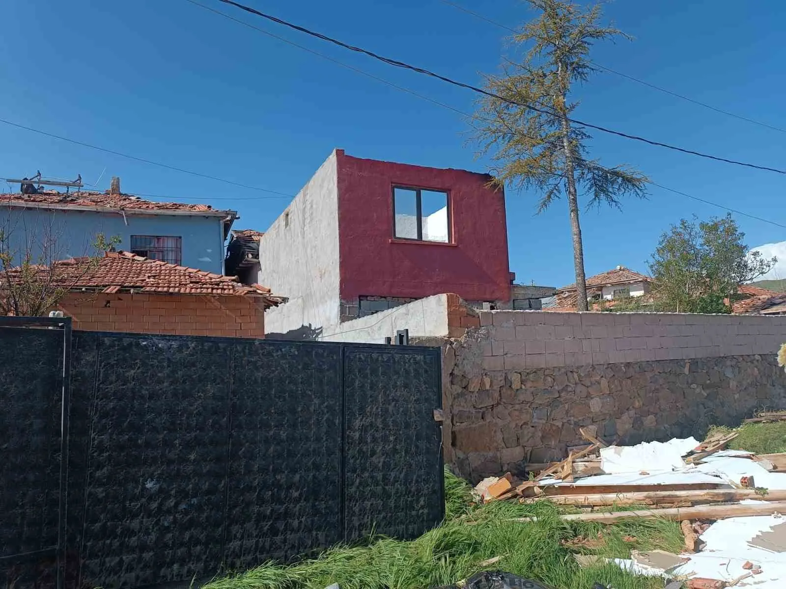 ÇORUM'UN SUNGURLU İLÇESİNDE MEYDANA GELEN HORTUM SEBEBİYLE SAVAŞ ALANINA DÖNEN KÖYDEKİ ÇOK SAYIDA EVİN ÇATISI VE DUVARLARI HASAR GÖRDÜ.