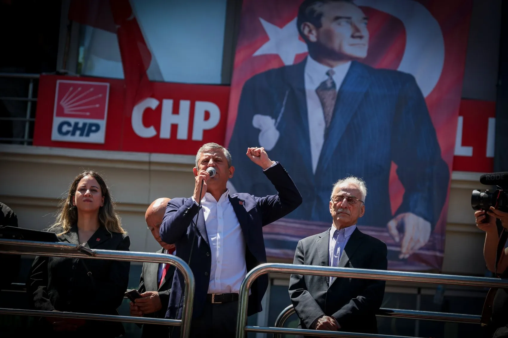 Özgür Özel'den parti yönetimine erken kurultay çağrısı