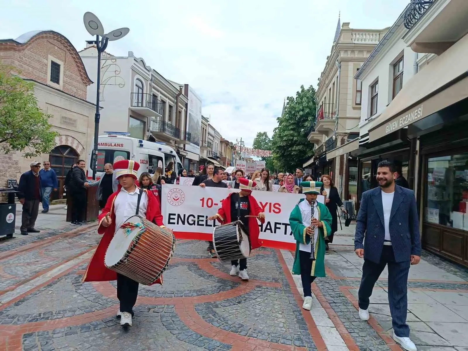 EDİRNE'DE ENGELLİLER HAFTASI DOLAYISIYLA ATATÜRK HEYKELİ ÖNÜNDE ÇELENK TÖRENİ DÜZENLENDİ. TÖRENİN ARDINDAN OLUŞTURULAN KORTEJ EŞLİĞİNDE FARKINDALIK YÜRÜYÜŞÜ YAPILDI.