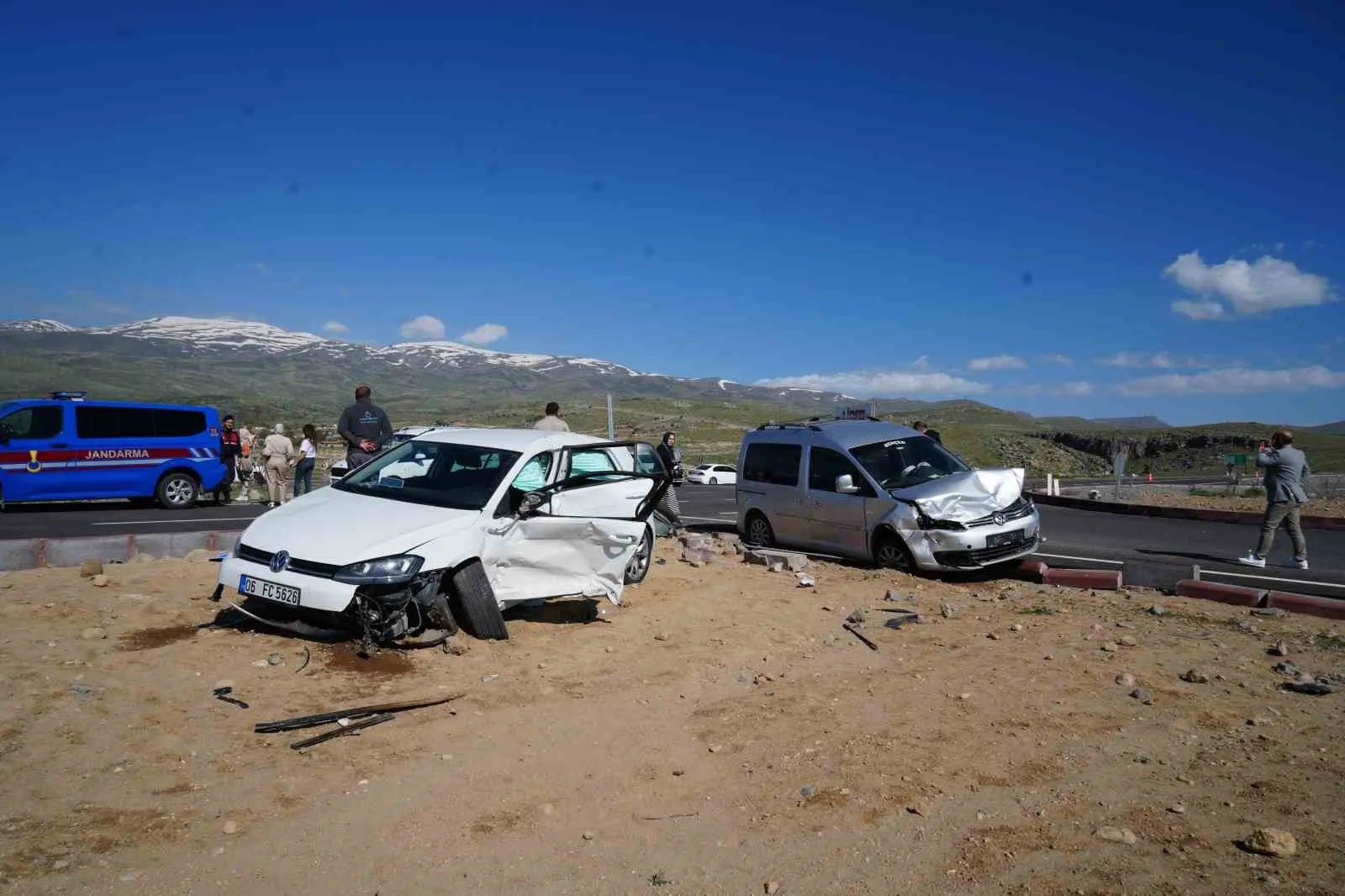 NİĞDE'DE HAFİF TİCARİ ARAÇ İLE OTOMOBİLİN ÇARPIŞMASI SONUCU 7 KİŞİ YARALANDI.