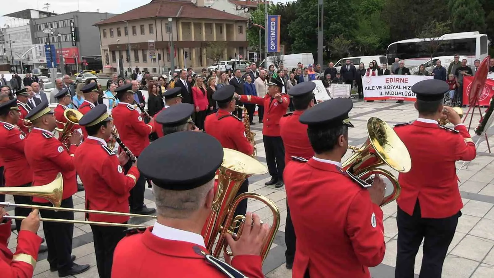 EDİRNE'DE ENGELLİLER HAFTASI DOLAYISIYLA ATATÜRK HEYKELİ ÖNÜNDE ÇELENK TÖRENİ DÜZENLENDİ. TÖRENİN ARDINDAN OLUŞTURULAN KORTEJ EŞLİĞİNDE FARKINDALIK YÜRÜYÜŞÜ YAPILDI.