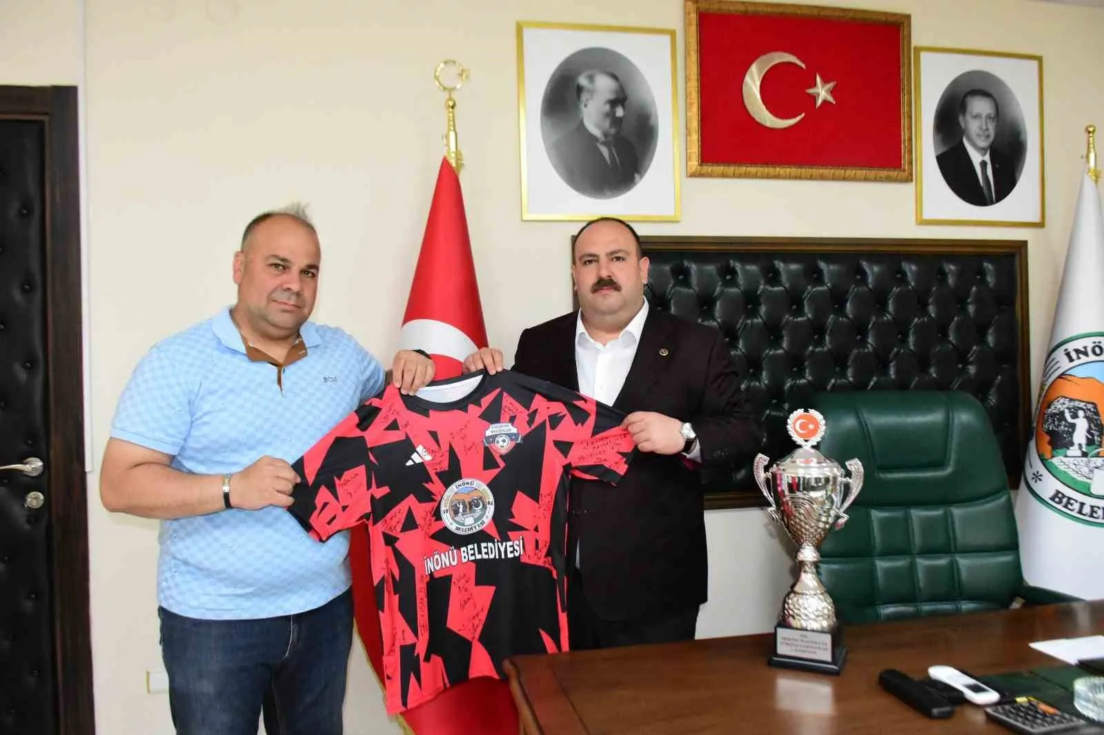 ANTALYA’DA DÜZENLENEN +40 MASTER ŞAMPİYON OLAN ESKİŞEHİR MASTERLAR TAKIMI TEKNİK DİREKTÖRÜ GÜROL BAKIRCI, DESTEKLERİNDEN DOLAYI İNÖNÜ BELEDİYE BAŞKANI SERHAT HAMAMCI’YA ŞAMPİYONLUK KUPASI İLE TAKIM OYUNCULARININ İMZALADIĞI FORMAYI TAKDİM ETTİ.