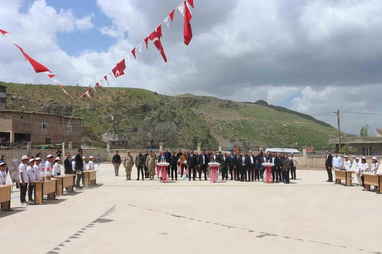 SİİRT'İN PERVARİ İLÇESİNDE BULUNAN ORMANDALI İLK VE ORTAOKULU'NDA DÜZENLENEN TÜBİTAK 4006-A BİLİM FUARI, YOĞUN KATILIMLA GERÇEKLEŞTİRİLDİ. ÖĞRENCİLER TARAFINDAN HAZIRLANAN PROJELER ZİYARETÇİLERİN BEĞENİSİNE SUNULDU.