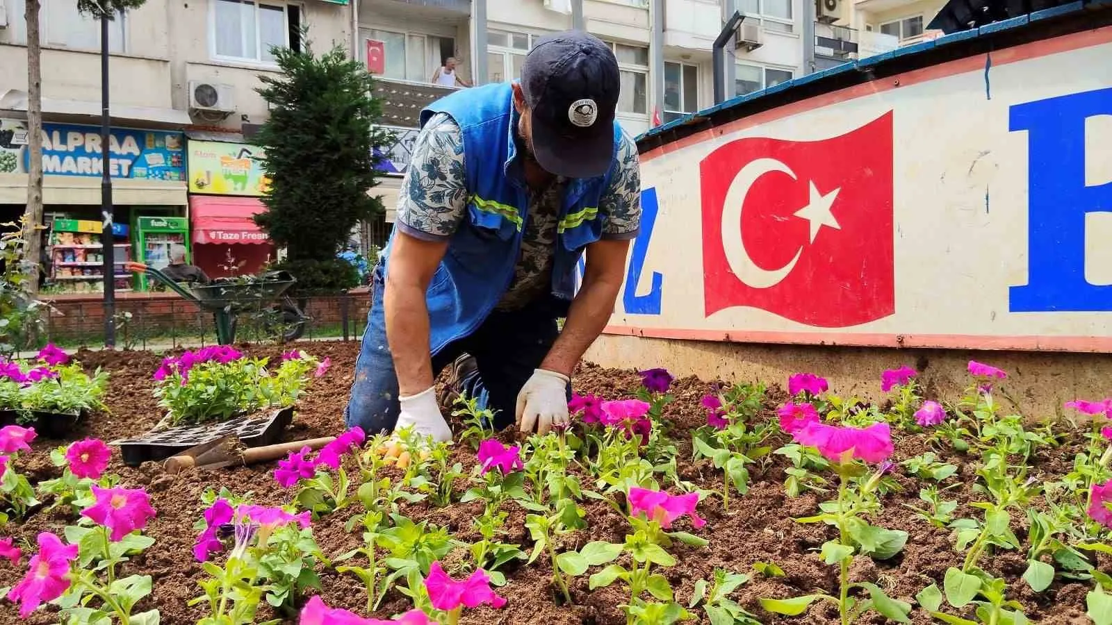 MERSİN'İN MERKEZ İLÇE AKDENİZ BELEDİYESİ, BAHARIN GELİŞİYLE BİRLİKTE İLÇE GENELİNDEKİ PARK, YEŞİL ALAN VE DİNLENME NOKTALARINDA KAPSAMLI BAKIM VE PEYZAJ ÇALIŞMASI BAŞLATTI.