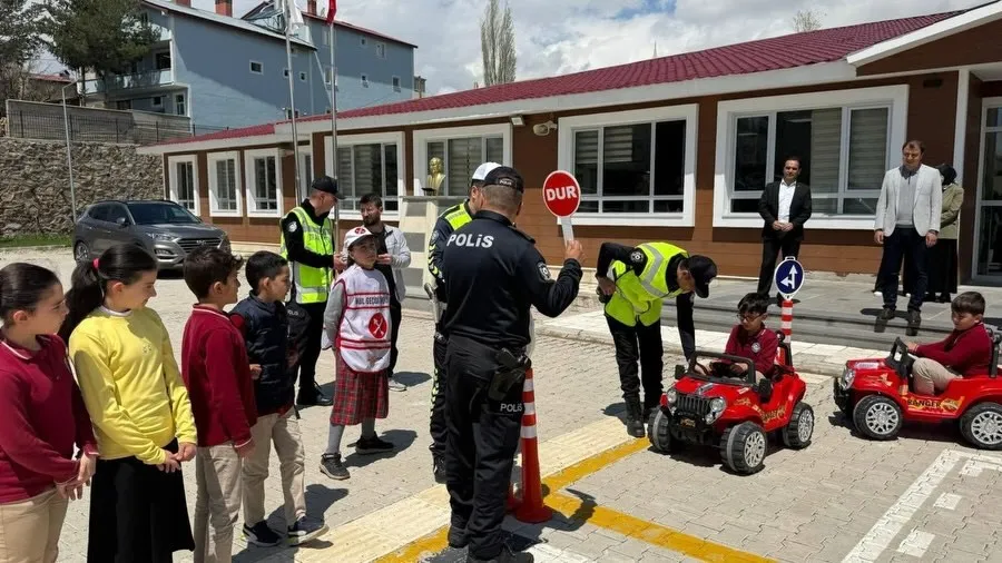 AYDINTEPE'DE ÖĞRENCİLER TRAFİK KURALLARINI UYGULAMALI ÖĞRENDİ