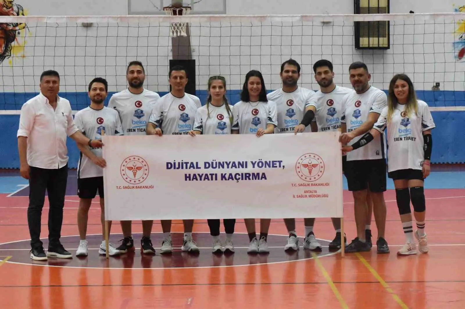 ANTALYA’DA KAMU KURUMLARINI BİR ARAYA GETİREN “SAĞLIK İÇİN FİLEDE BULUŞALIM” VOLEYBOL TURNUVASI BAŞLADI. 30 TAKIMIN MÜCADELE EDECEĞİ ORGANİZASYON, SAĞLIKLI YAŞAM BİLİNCİNİ ARTIRMAYI VE KURUMLAR ARASI DAYANIŞMAYI GÜÇLENDİRMEYİ HEDEFLİYOR.