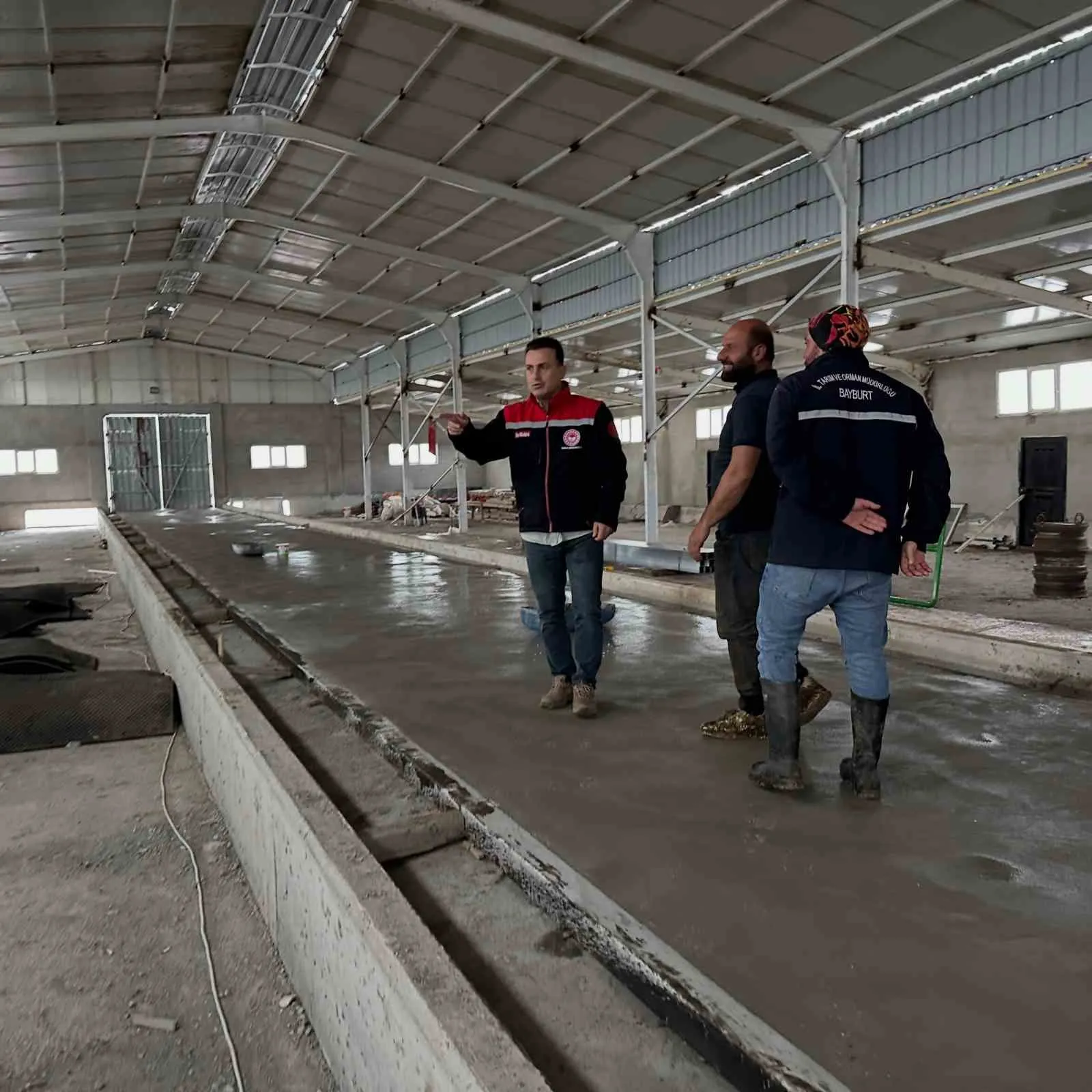 ÇATIKSU’DA MODERN BÜYÜKBAŞ AHIRI İNŞA EDİLİYOR