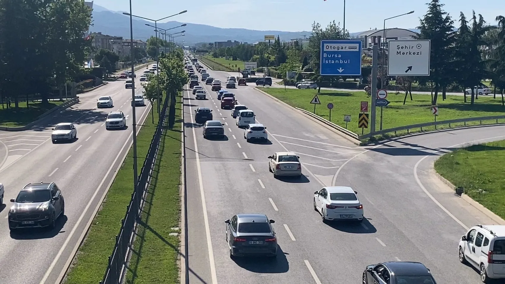 Bayram dönüşü Bursa Ankara yolunda araç kuyrukları uzadı