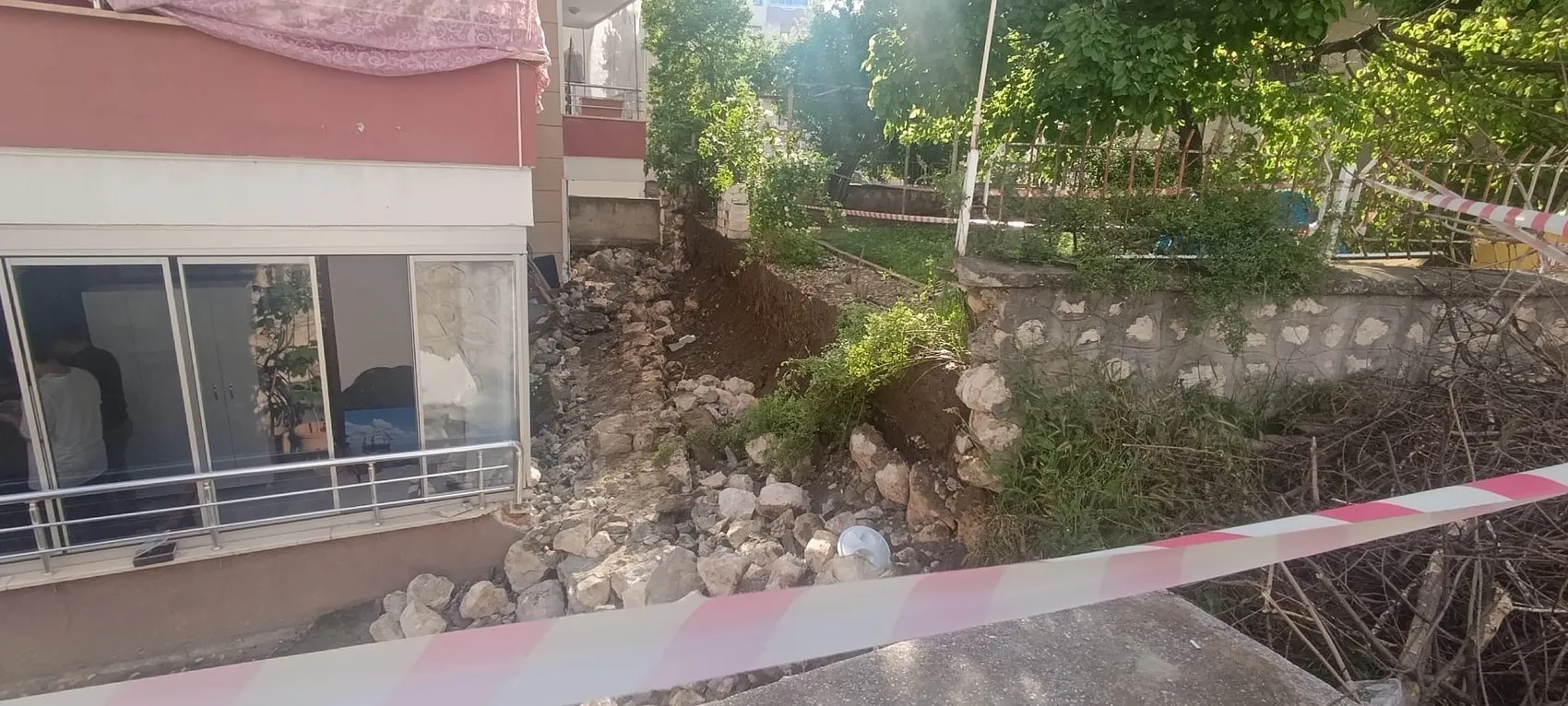 Amasya'da apartman duvarı saniyeler içinde çöktü