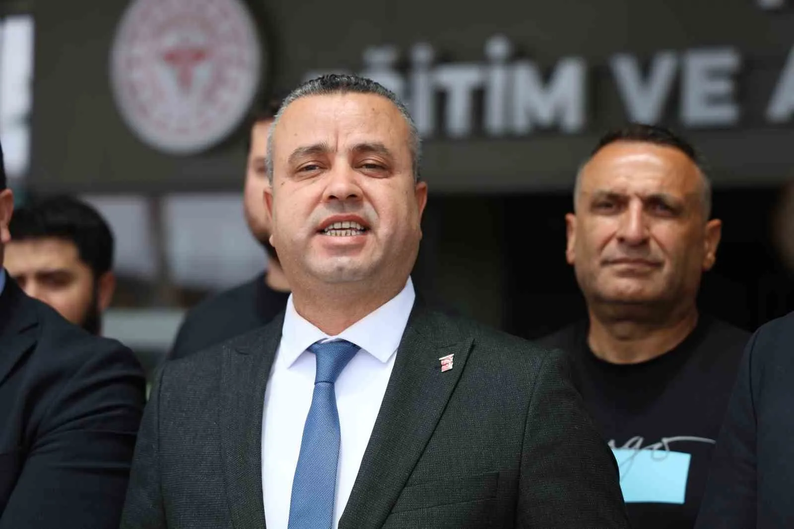 GENÇ SAĞLIK SENDİKASI ADANA ŞUBE BAŞKANI KADİR DEMİRCİ, " BASKIYLA, USULSÜZLÜKLE, HABERSİZ ÜYELİKLERLE VEYA SAHTE EVRAKLARLA OLUŞTURULAN HİÇBİR ÜYELİK MEŞRU KABUL EDİLEMEZ" DEDİ.