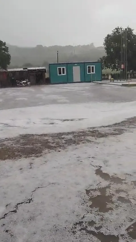 ÇANAKKALE'NİN AYVACIK İLÇESİNDE ETKİLİ OLAN DOLU YAĞIŞI YOLLARI BEYAZA BÜRÜDÜ.