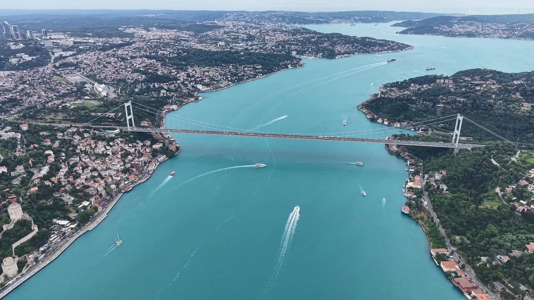 İstanbul Boğazı bugün alışılmadık turkuaz rengine büründü