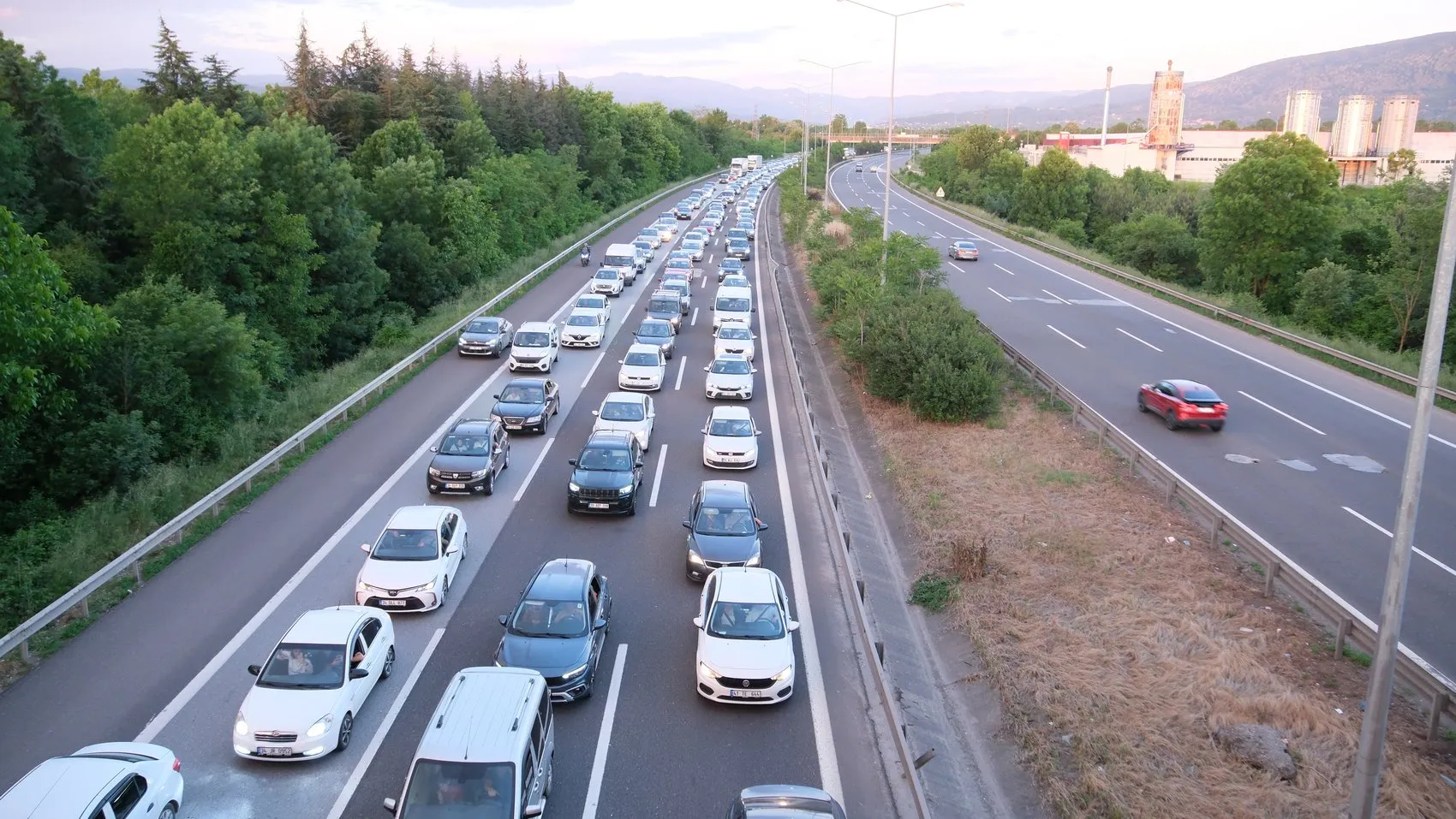 Dönüş yolunda Düzce geçişi kilitlendi