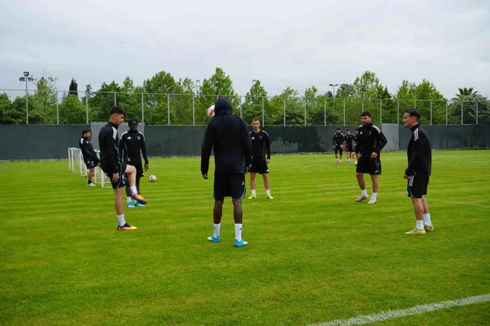 TRENDYOL SÜPER LİG'İN 34. HAFTASINDA ANTALYASPOR İLE DEPLASMANDA KARŞILAŞACAK KOCAELİSPOR'DA TEKNİK DİREKTÖR SELÇUK İNAN, ANTRENMANDA BASIN MENSUPLARINA AÇIKLAMALARDA BULUNDU.