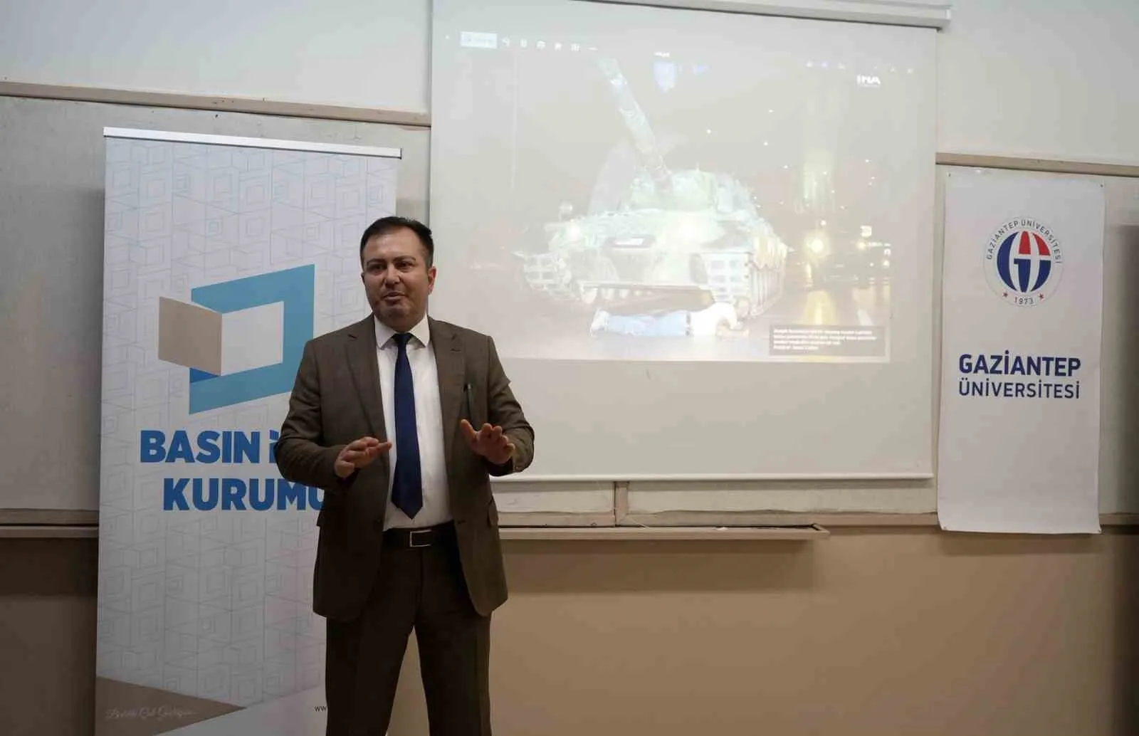 İHLAS HABER AJANSI BÖLGE MÜDÜRÜ AHMET ORHAN AKIN, ÖĞRENCİLERLE BİR ARAYA GELEREK 15 TEMMUZ HAİN DARBE GİRİŞİMİ GECESİNDE YAŞANANLARI ANLATTI.