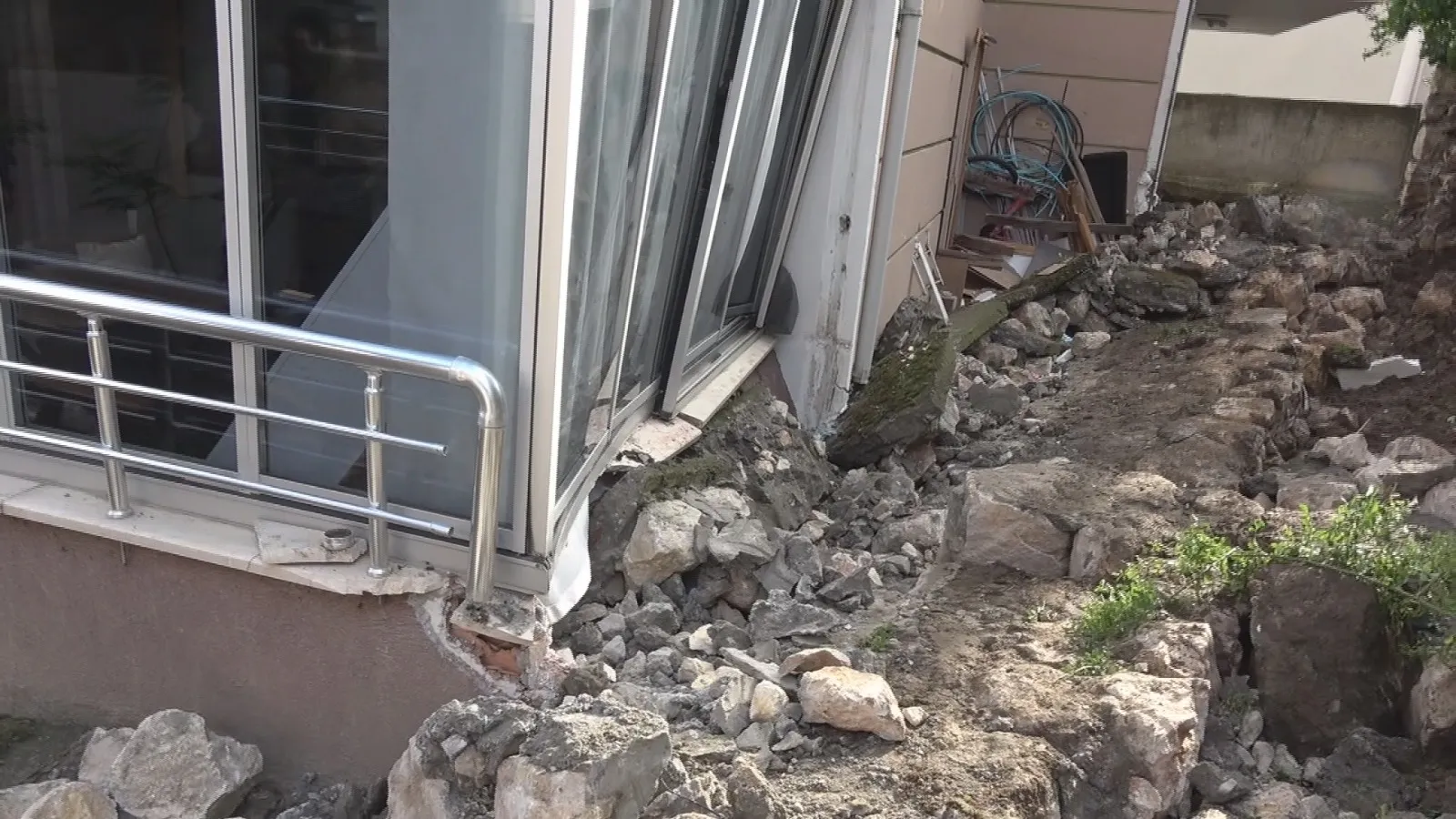 Amasya'da apartman duvarı saniyeler içinde çöktü