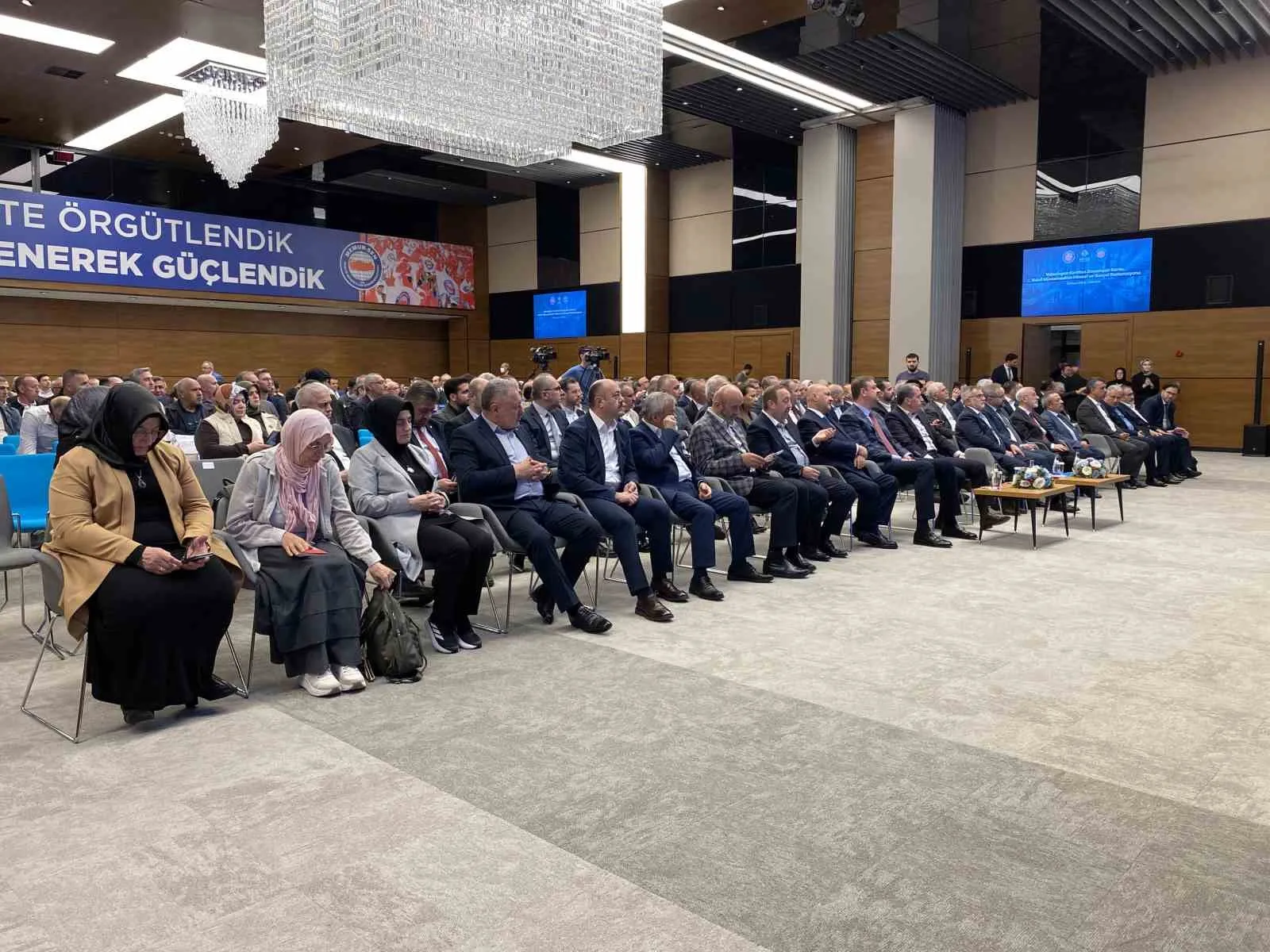 ‘YALNIZLAŞAN KENTTEN DAYANIŞAN KENTE VAKIF MÜESSESESİNİN MİMARİ VE SOSYAL RESTORASYONU’ BAŞLIKLI PANELDE VAKIF KÜLTÜRÜNÜN TOPLUMSAL DAYANIŞMADAKİ ROLÜ, ŞEHİR HAYATINA ETKİLERİ VE MEDENİYET PERSPEKTİFİ ELE ALINDI