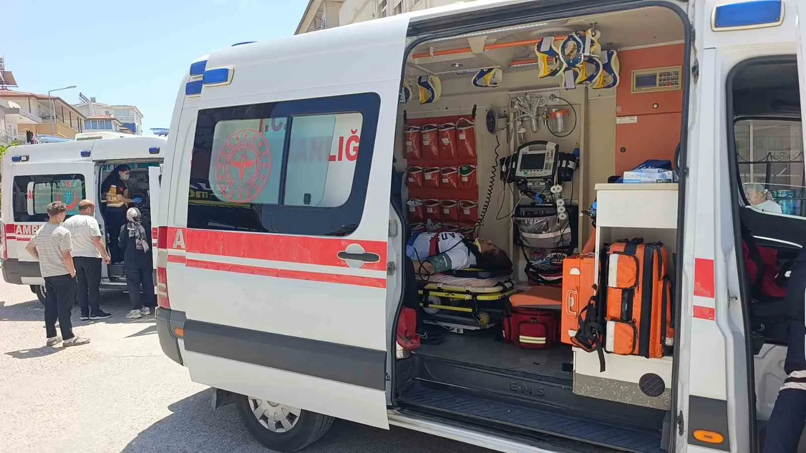 ANTALYA'NIN MANAVGAT İLÇESİNDE KONTROLSÜZ KAVŞAKTA MEYDANA GELEN TRAFİK KAZASINDA OTOMOBİLE ÇARPAN MOTOSİKLETTEKİ 2 KİŞİ ÖLÜMDEN DÖNDÜ. SÜRÜCÜ VE YOLCUNUN SAVRULDU KAZA GÜVENLİK KAMERASINA YANSIRKEN KAZADA 4 KİŞİ YARALANDI